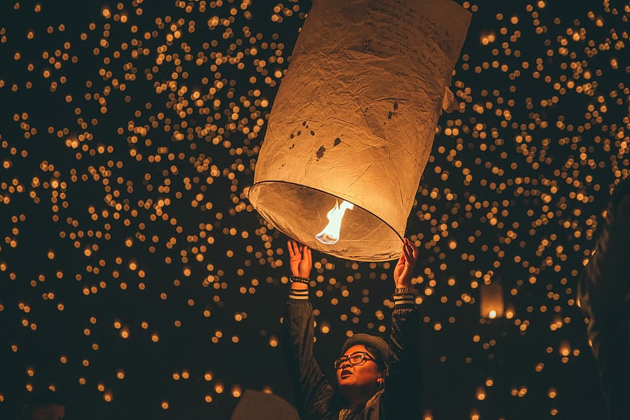 person holding paper lantern, woman holding sky lantern, fire HD wallpaper