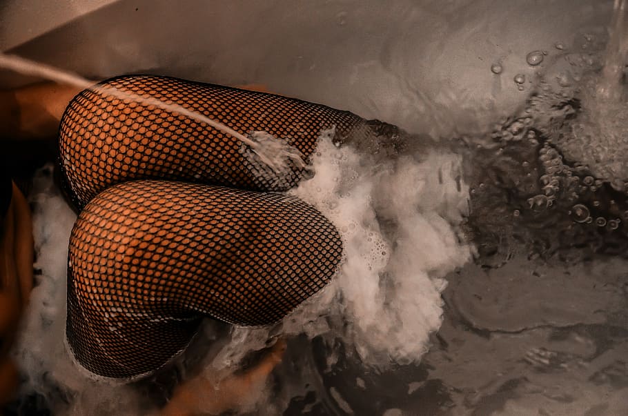 knee of woman wearing mesh stockings inside bathtub with water, person wearing black stockings in bathtub HD wallpaper