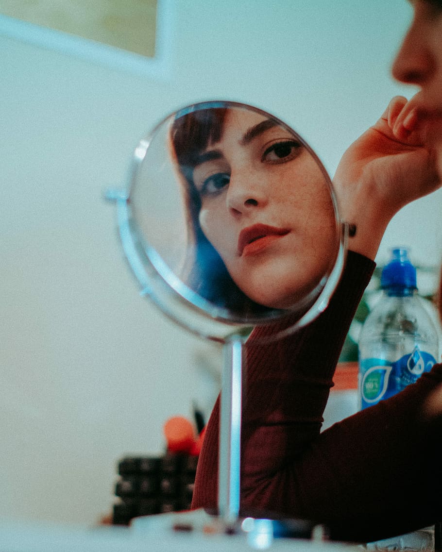 woman staring at round mirror with silver frame, woman facing mirror HD wallpaper