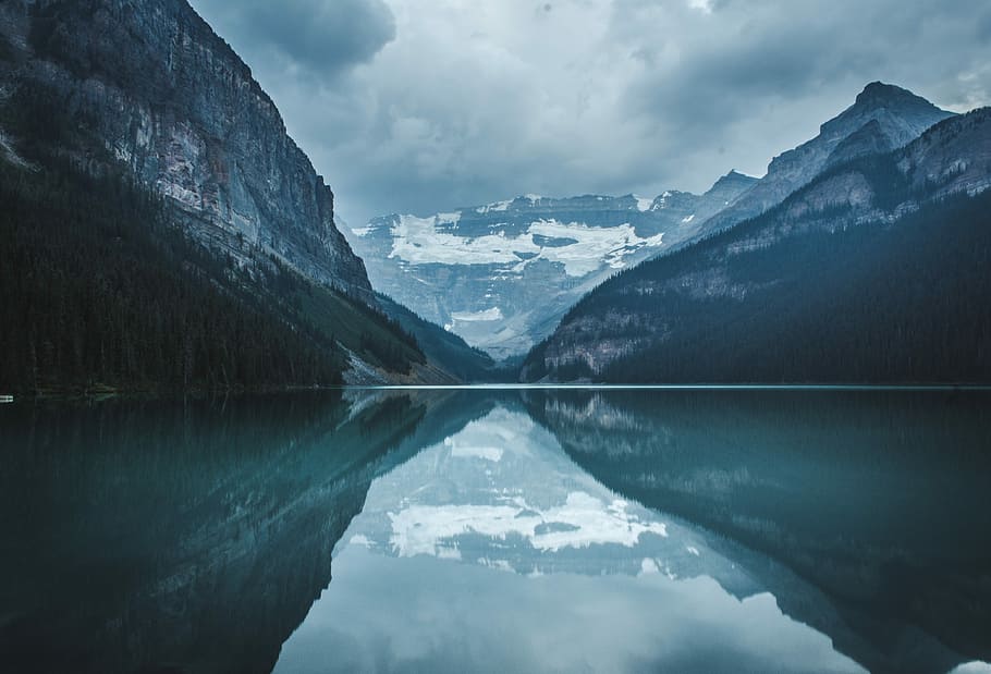 photo of body of water near mountain range, body of water in-front mountain HD wallpaper