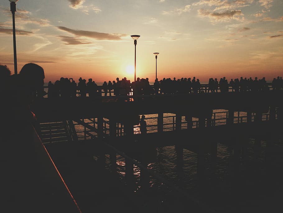 silhouette of people on bridge, silhouette of people standing on bridge during golden hour HD wallpaper