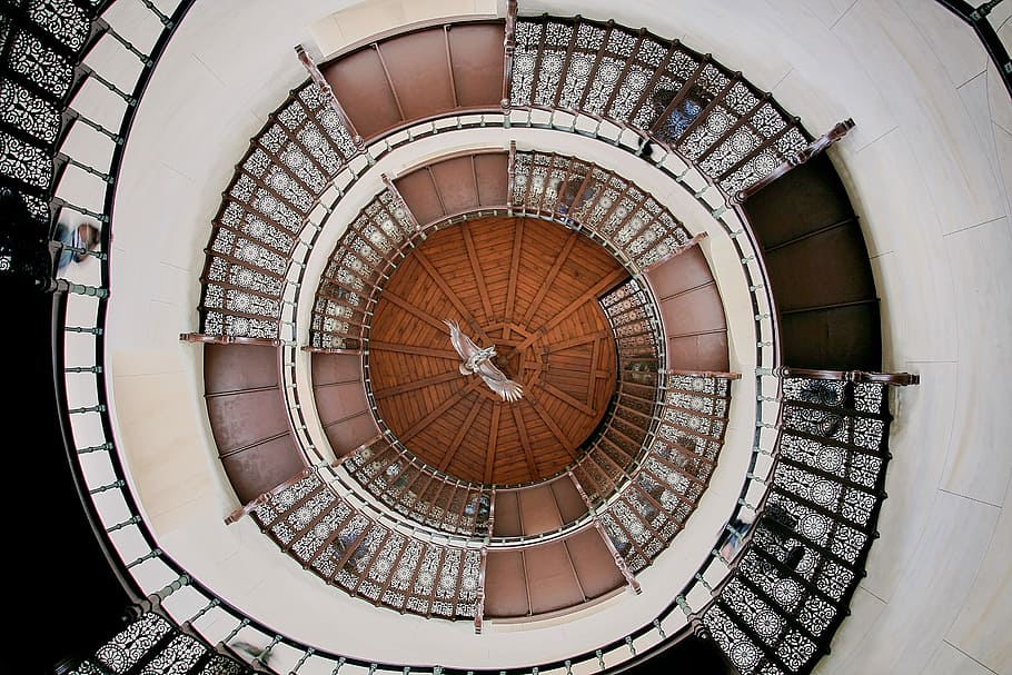 top view of spiral stare, gray, beige, and black spiraling staircase tower HD wallpaper
