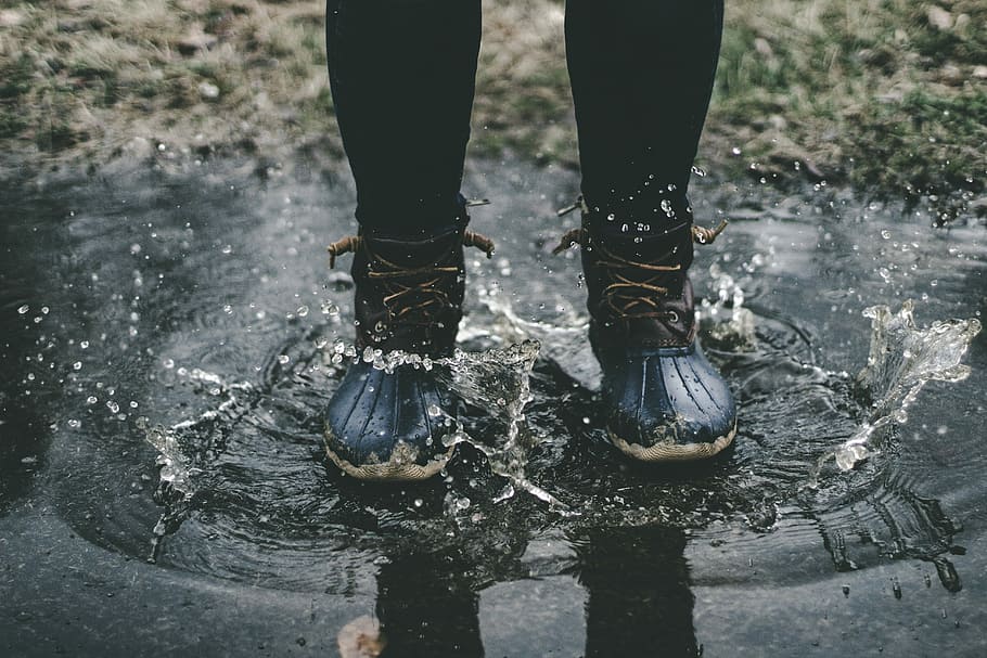 person wearing black duck boots stomping on body of water, person standing on body of water HD wallpaper
