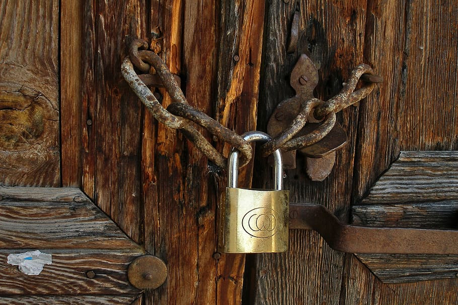 brass lock, padlock, rust chain, old door, wood - material HD wallpaper