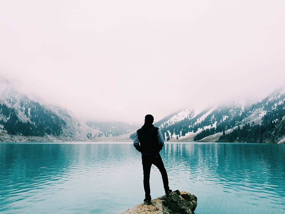 man standing near large body of water, nature, mountain, men HD wallpaper