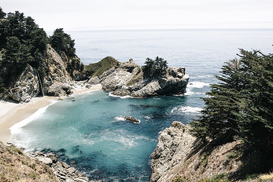 body of water and gray rock, gray rock near body of water, rocky mountain HD wallpaper