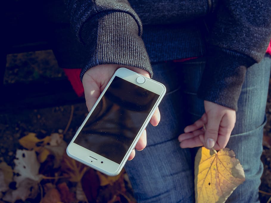 person holding post-2014 iPhone, apple, 6s, plus, mobile, communication HD wallpaper