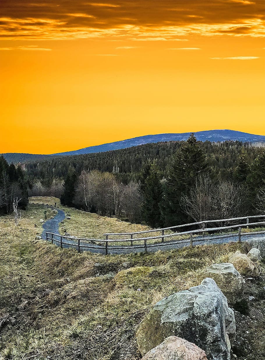 Tom mountain. Боулдер дорога. Рассвет дорога валун фото.