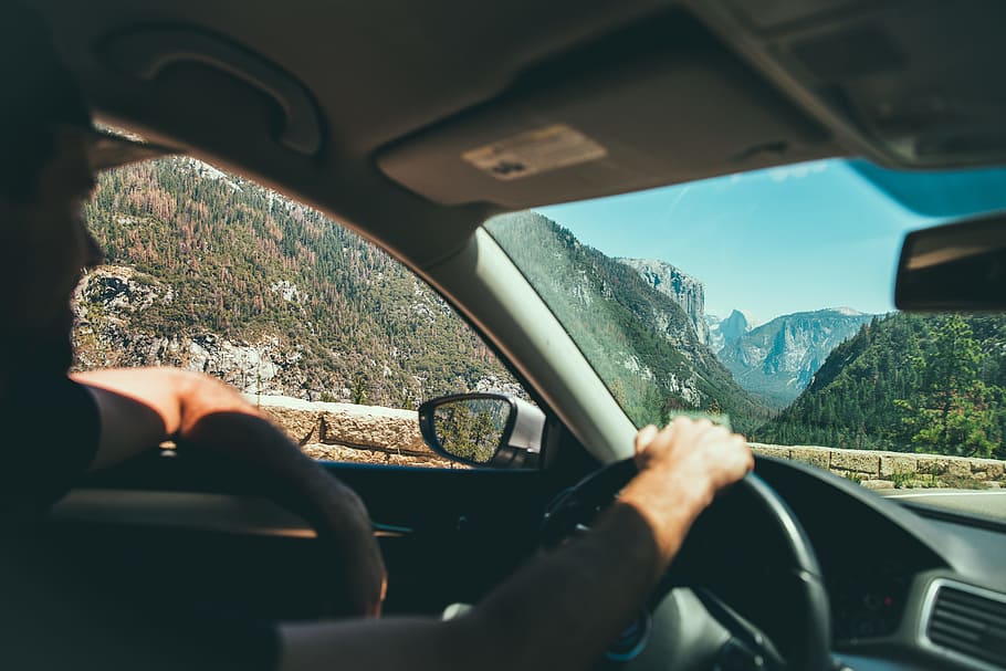 smiling man while driving, man wearing black shirt driving car HD wallpaper