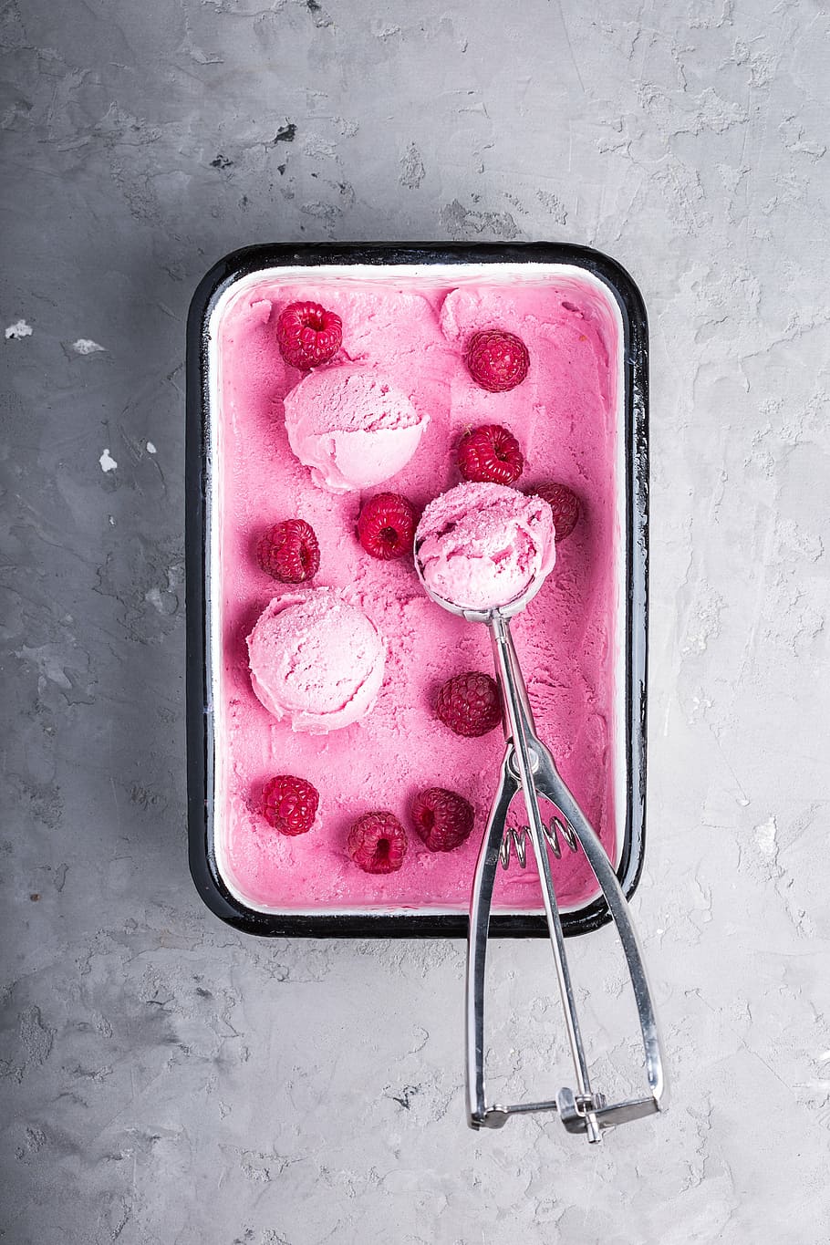 closeup photo of strawberry icecream, ice cream, raspberry, food