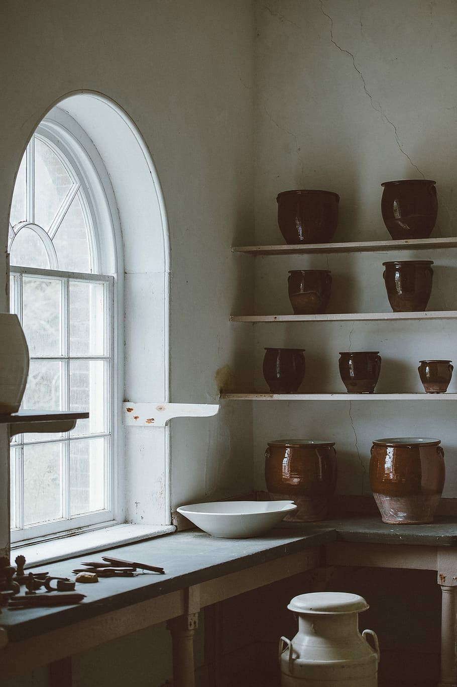 Uppark House, Petersfield, brown ceramic pots collection, window HD wallpaper