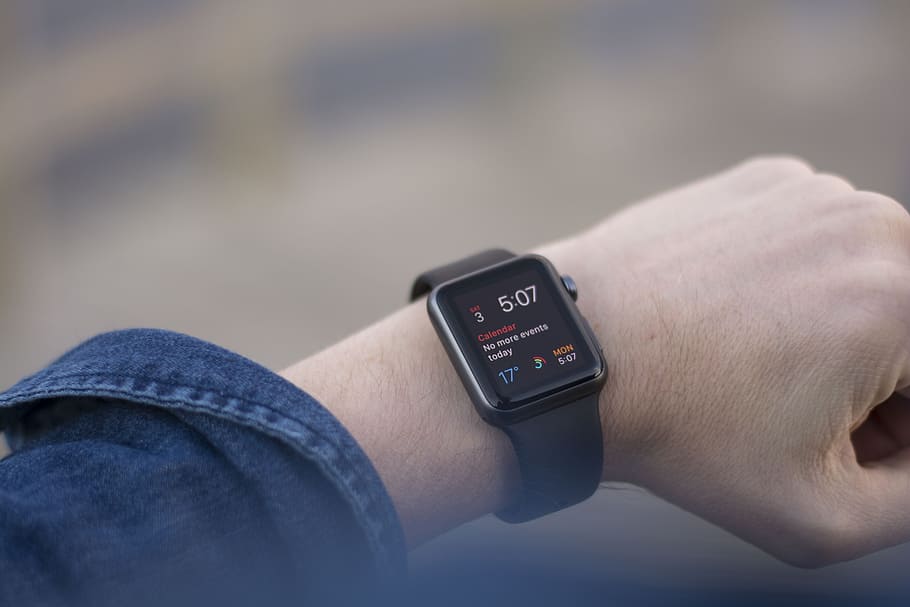 apple watch showing 5:07, person wearing space gray case black sport band Apple Watch at 5:07, HD wallpaper