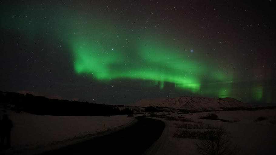 green aurora borealis, landscape photorgaphy of mountain pass HD wallpaper