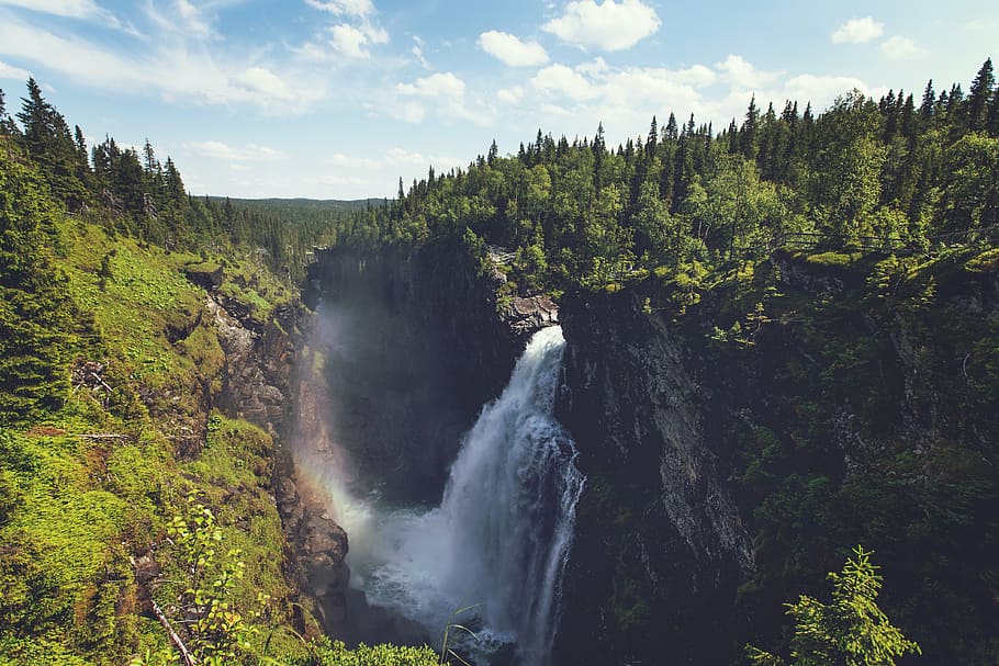 waterfalls surrounded by trees under blue and white sky, photo HD wallpaper