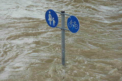 blue and gray road sign post covered with water, high water HD wallpaper