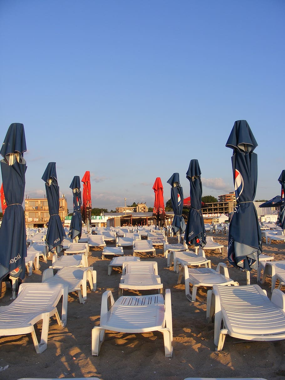 empty, beach, sunrise, loungers, umbrellas, sun protection HD wallpaper