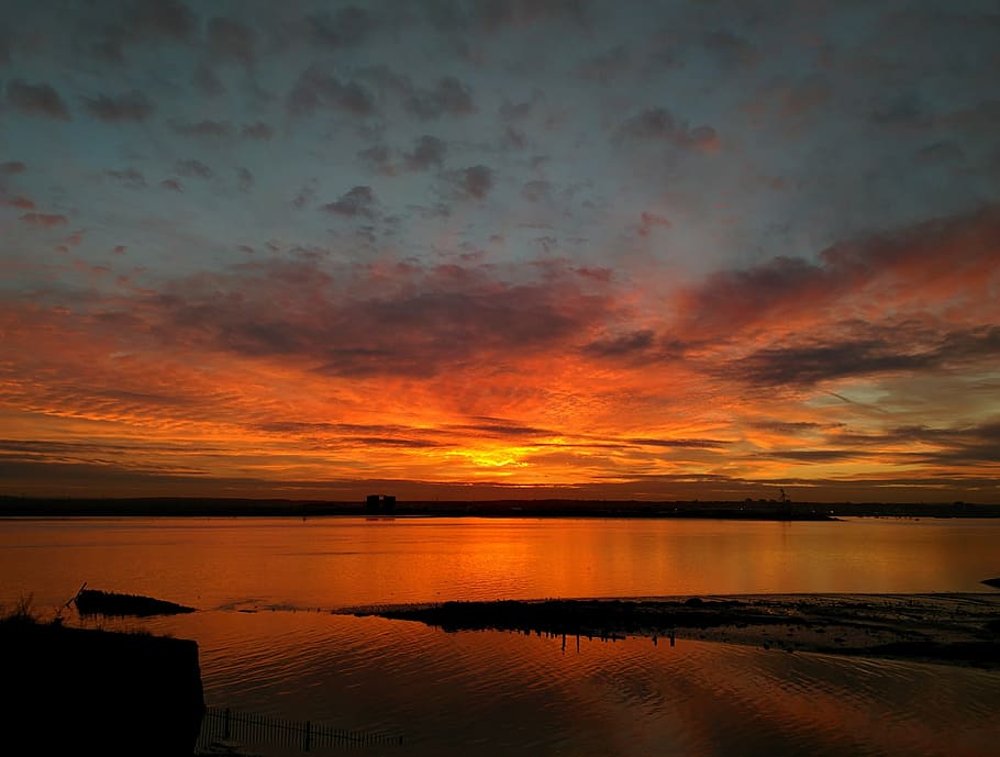 body of water under cloudy sky, sunset, ocean, clouds, reflection HD wallpaper