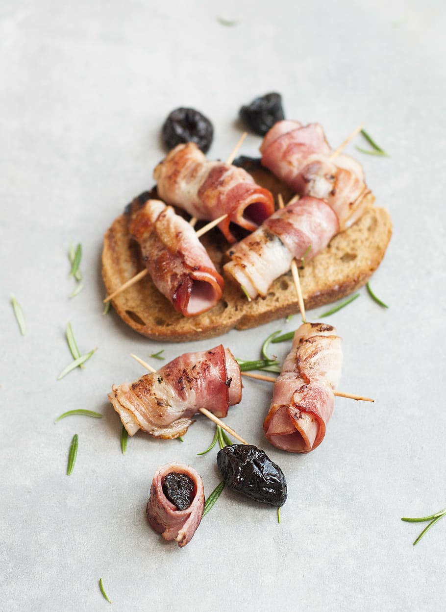 skewered bacons, the bacon, appetizer, plum, dish, dinner, eating HD wallpaper