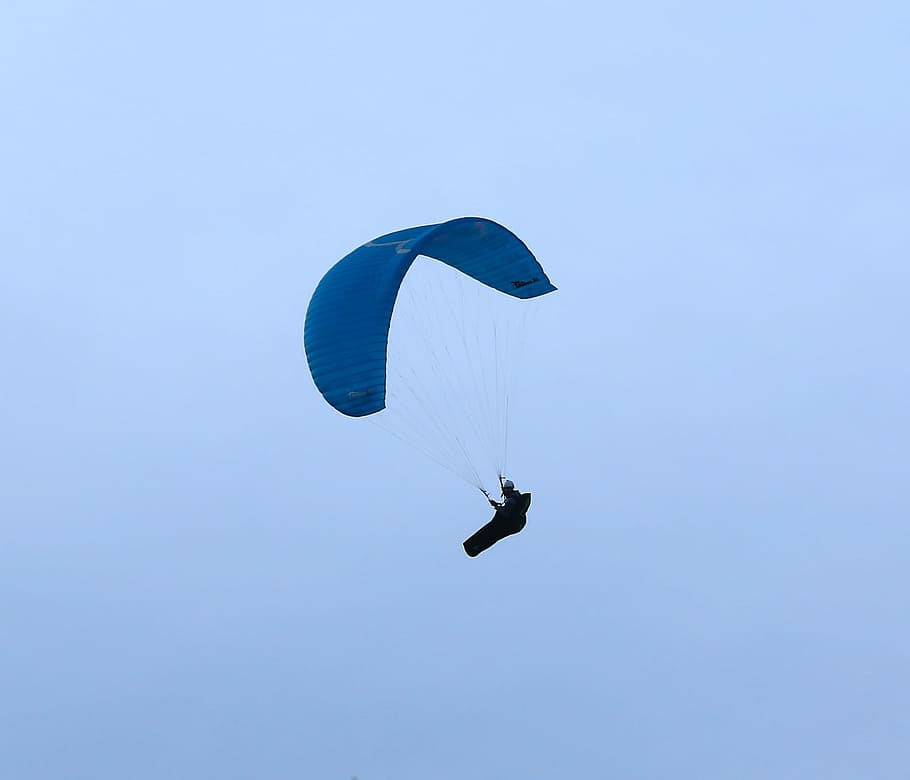 Wind screen. Летающий экран. Полет на экране. Картнкина весь экран парапланы. Предметы парят в воздухе.