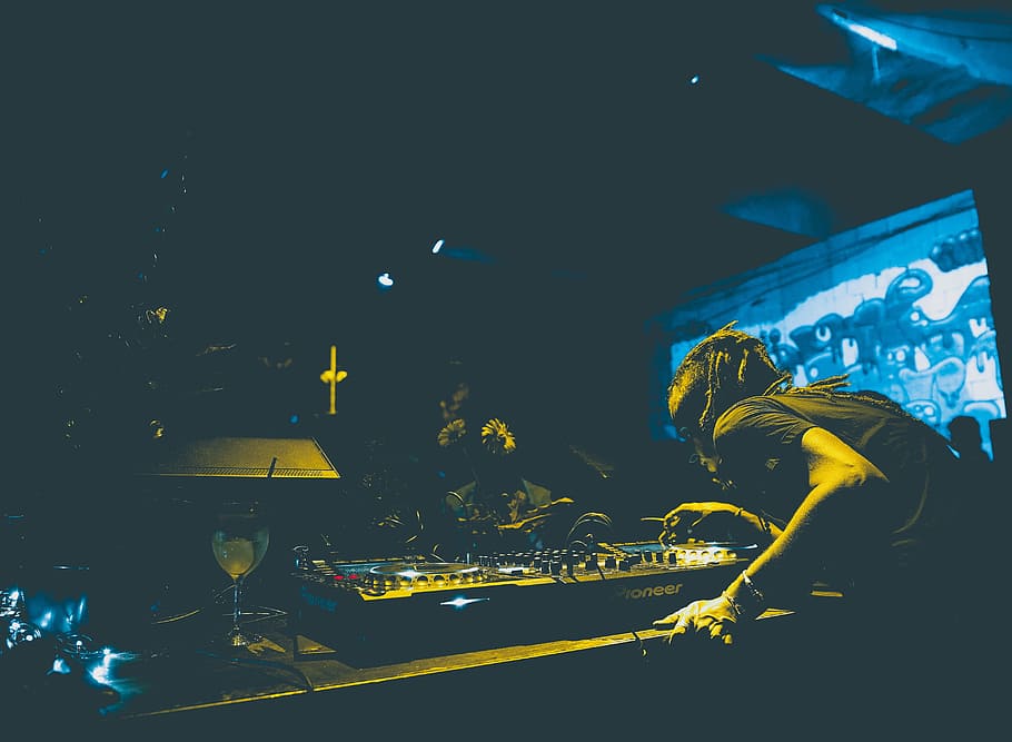 man playing audio mixer in club, man playing DJ mixer at night time, HD wallpaper