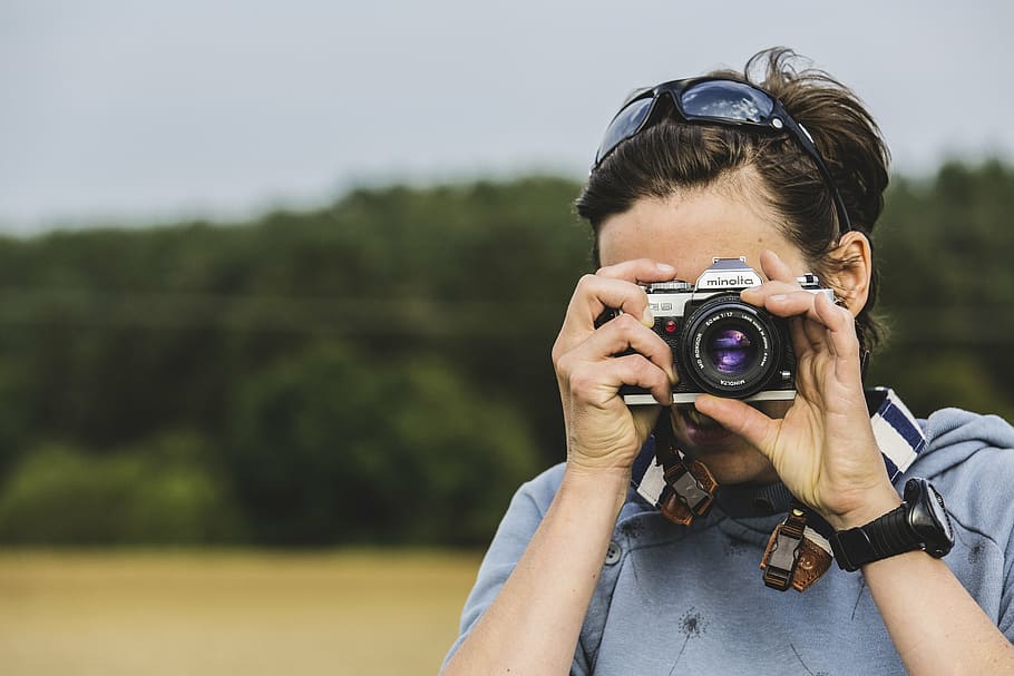 man holding grey and black camera, analog, antique, exposure HD wallpaper