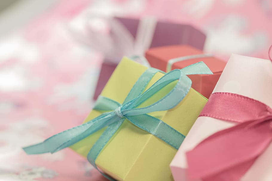 selective focus photography of green box on pink surface, gift HD wallpaper