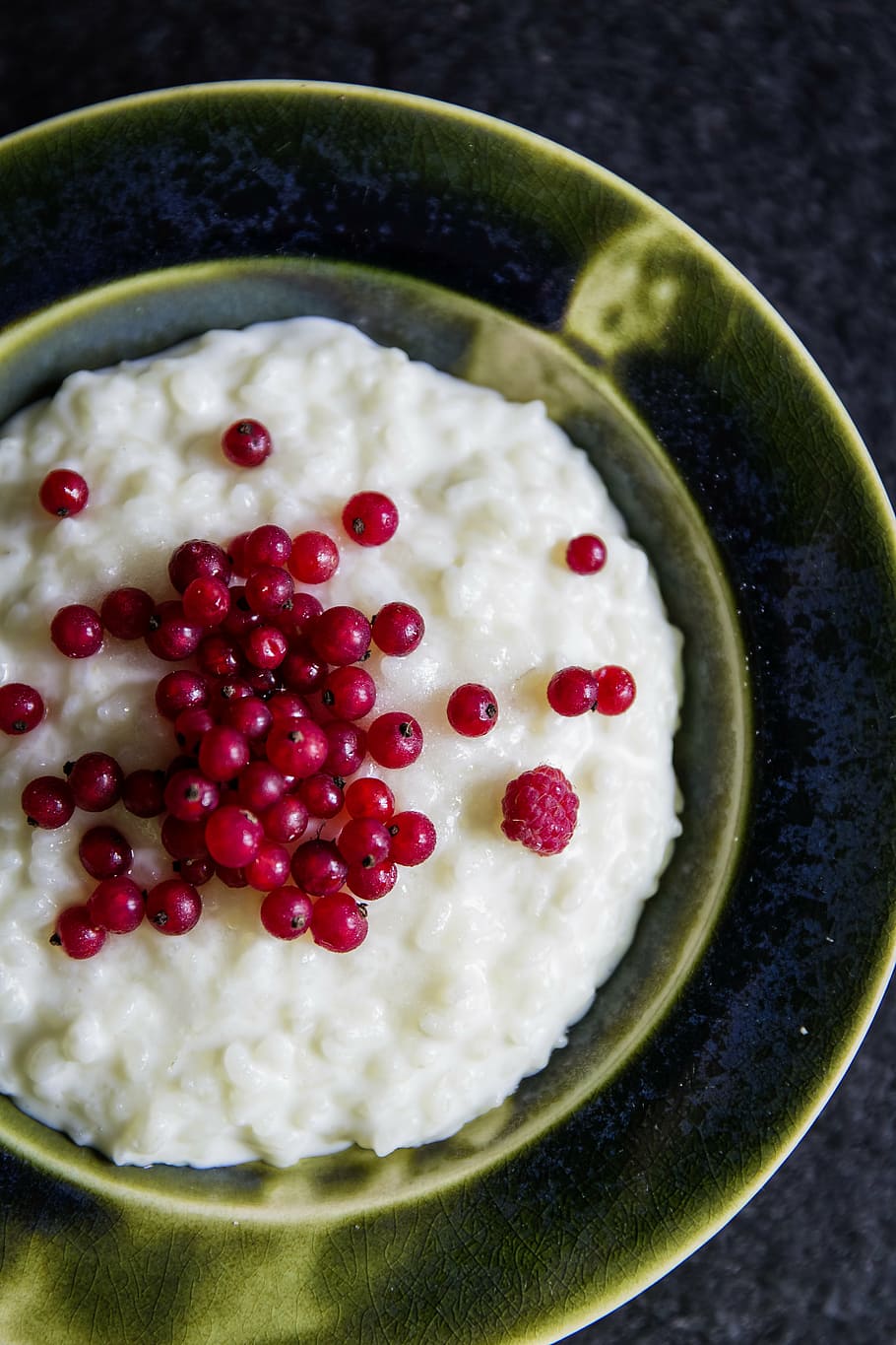 top view of porridge with berries, red, fruit, rice, pudding HD wallpaper