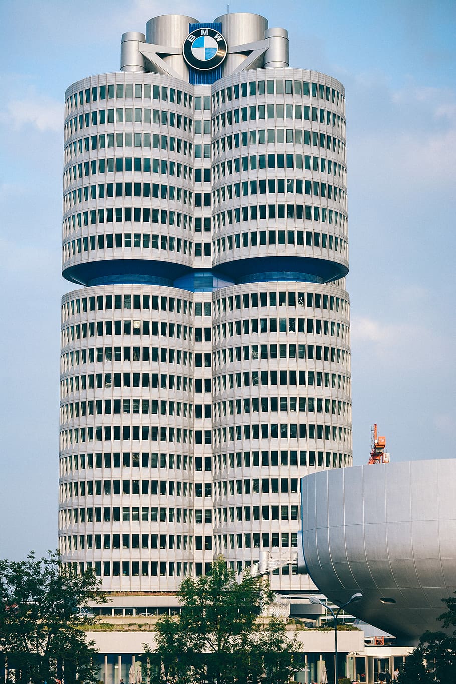 BMW high-rise building taken during daytime, BMW high-rise building under gray sky during daytime HD wallpaper