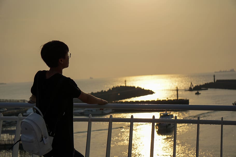 peek, standing, sunset, looking, white, peeking, people, young HD wallpaper