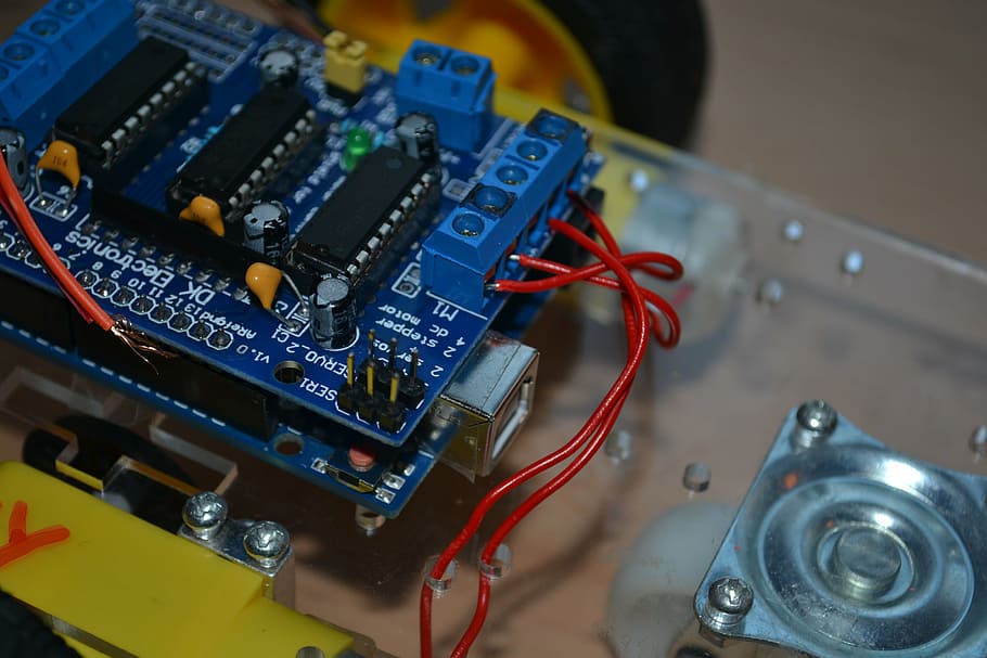 close-up photo of blue and black circuit board, arduino, plate
