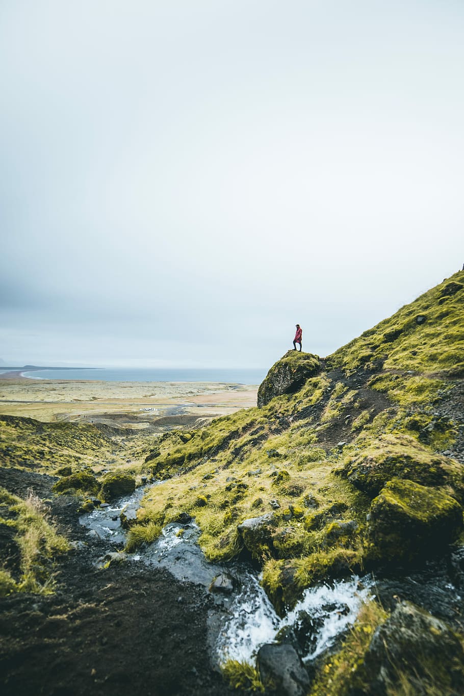 man standing on green mountain during daytime, man standing on cliff HD wallpaper