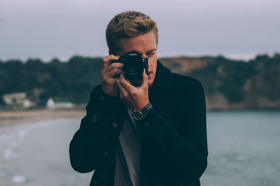 man in black blazer using DSLR camera, beach, photographer HD wallpaper