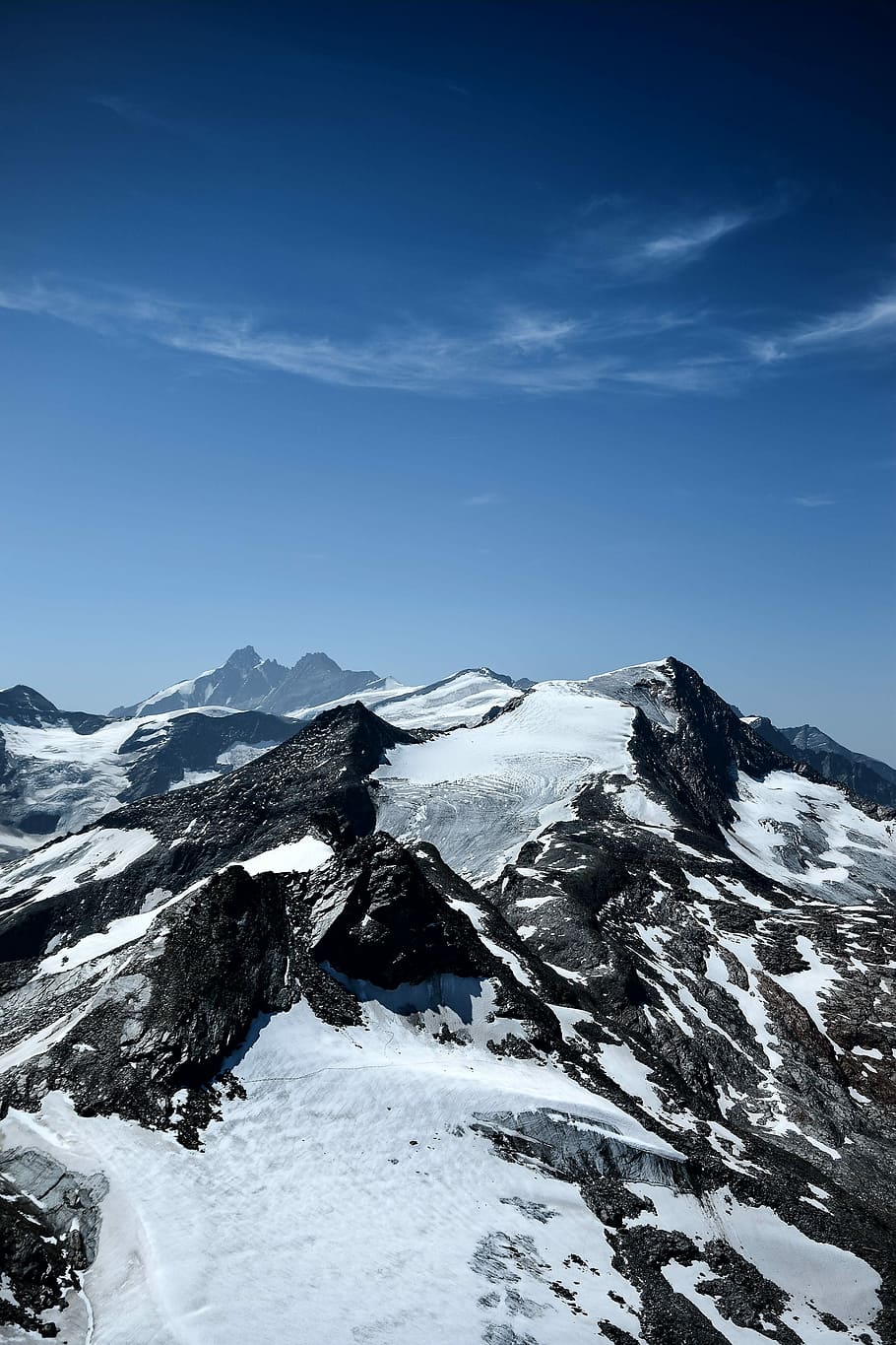 mountain range covered with snow, photo of snow covered mountain under blue sky HD wallpaper