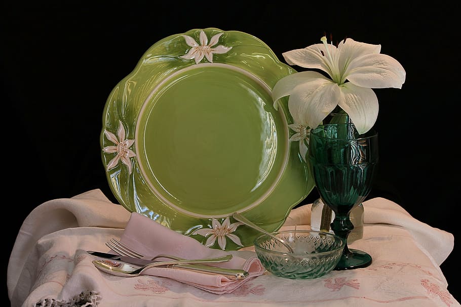 scalloped edge green ceramic plate and white lily centerpiece, HD wallpaper