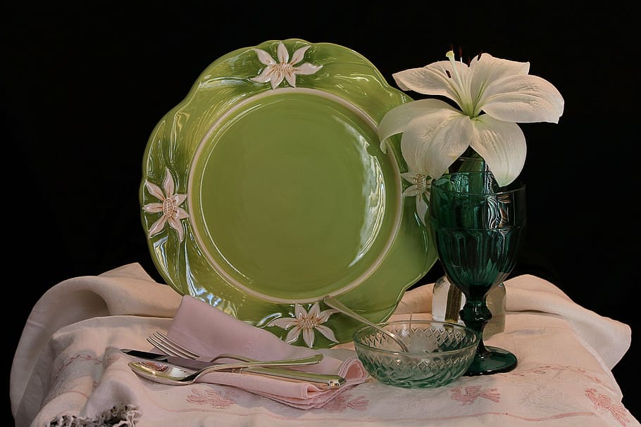 scalloped edge green ceramic plate and white lily centerpiece HD wallpaper