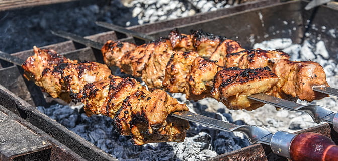 close-up photography of meat grilled on charcoal grill at daytime HD wallpaper