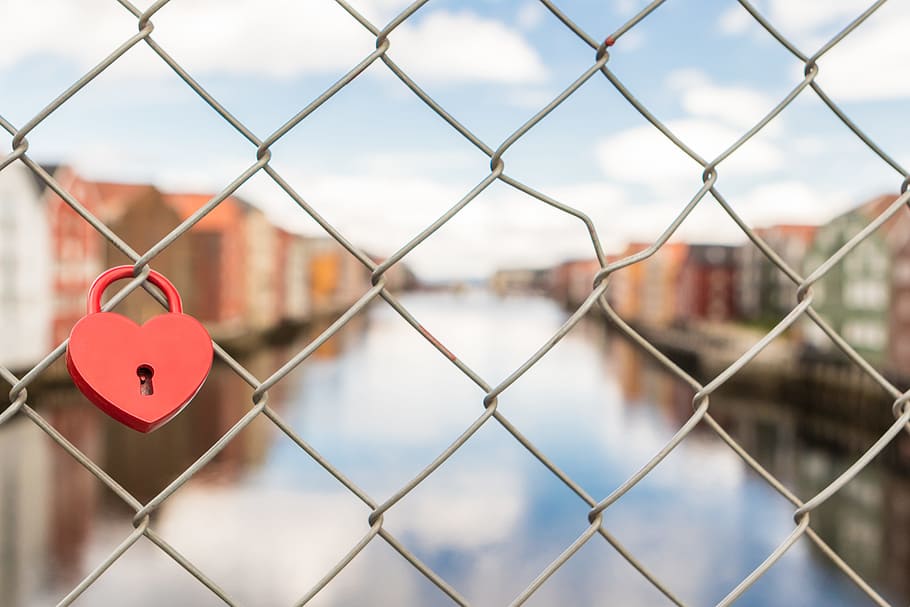 heart, water, river, fence, lock, locked, norway, padlock, safety HD wallpaper