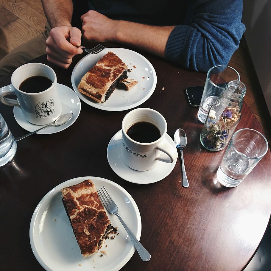 Black coffee with poppy seed Strudel, café, dessert, drink, table, HD wallpaper