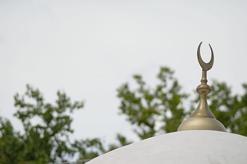 close-up photo of brass-colored metal ornament, crescent, mosque HD wallpaper
