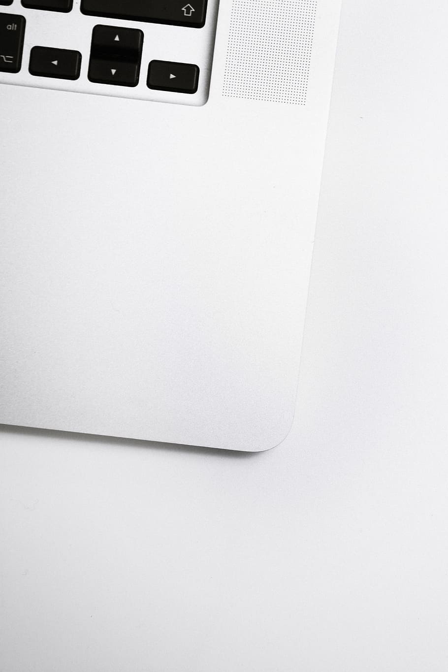 white laptop, closeup photo of silver laptop computer, close up HD wallpaper