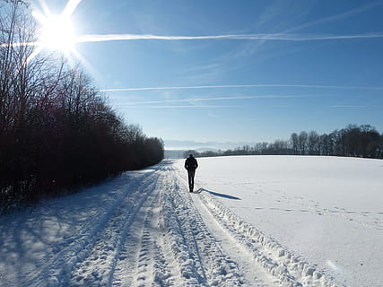 person walking on the snow during daytime, landscape, winter HD wallpaper
