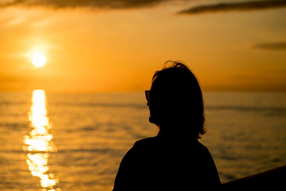 silhouette of woman standing facing sunset, silhouette of woman looking through sea HD wallpaper