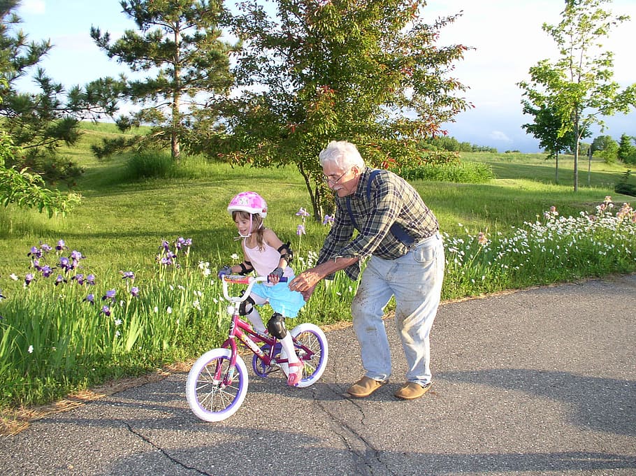man helping girl to ride bicycle, grandparents, learning, summer, HD wallpaper
