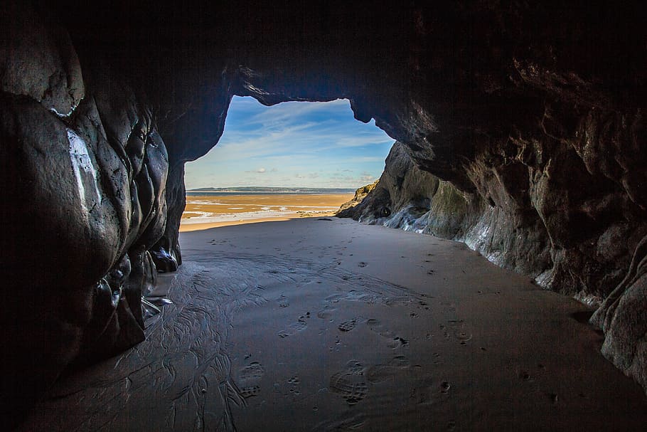 brown cave in front of body of water, low tide, beach, ocean HD wallpaper
