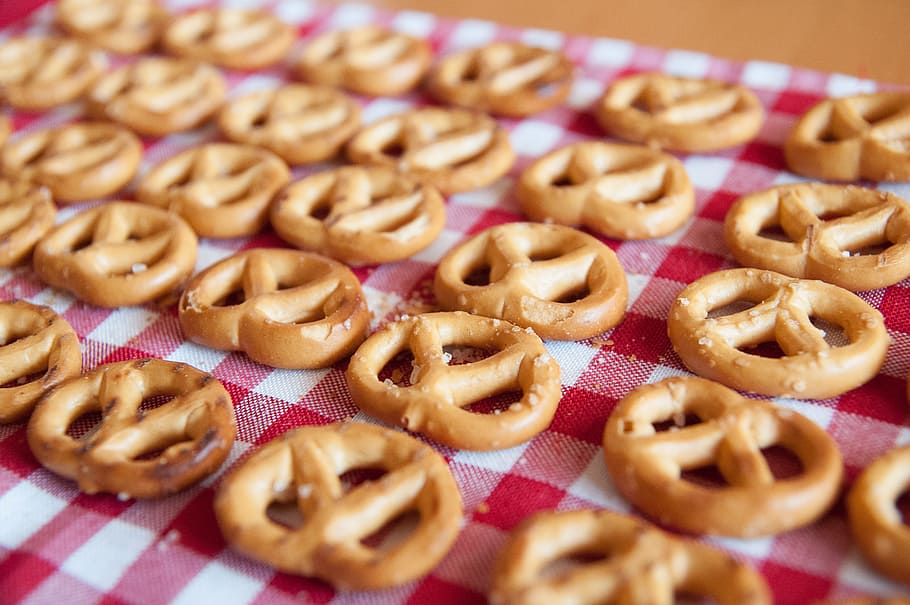 pretzel, tablecloth, red white, cotton, bavaria, food, food and drink HD wallpaper