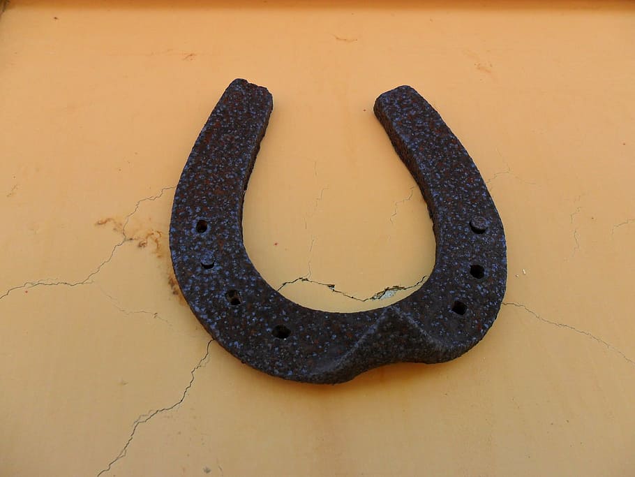 horseshoe, luck, rust, no people, close-up, studio shot, indoors HD wallpaper