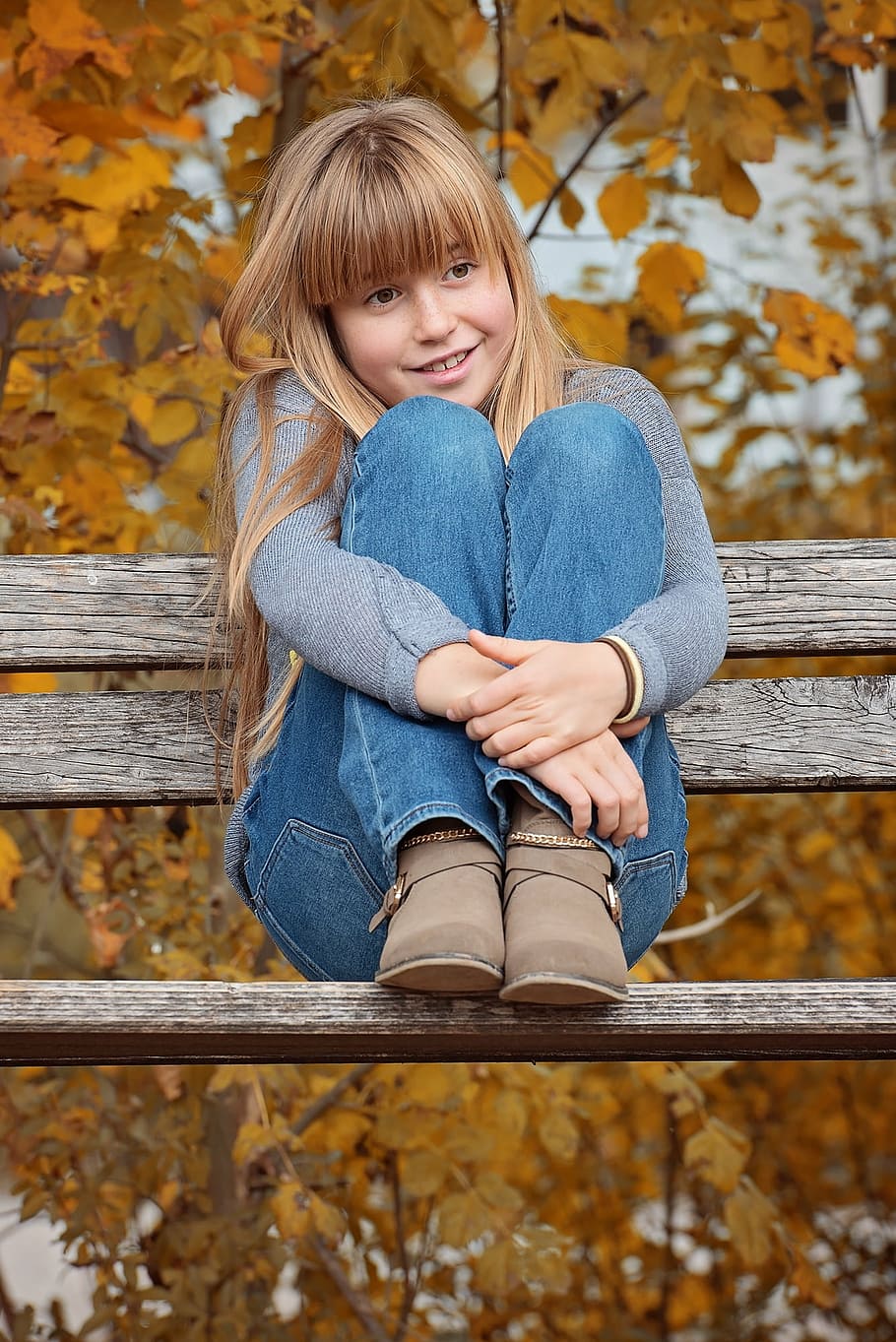 girl sitting on brown bench, autumn, bank, child, hebstfaerbung, HD wallpaper