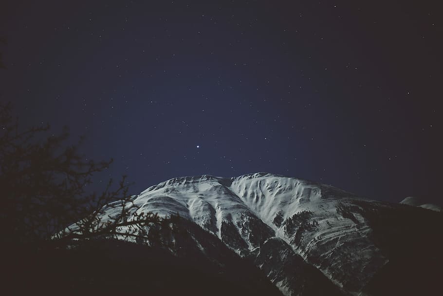 mountain peak during night time, worm's eyeview photo of rocky mountain during night time HD wallpaper