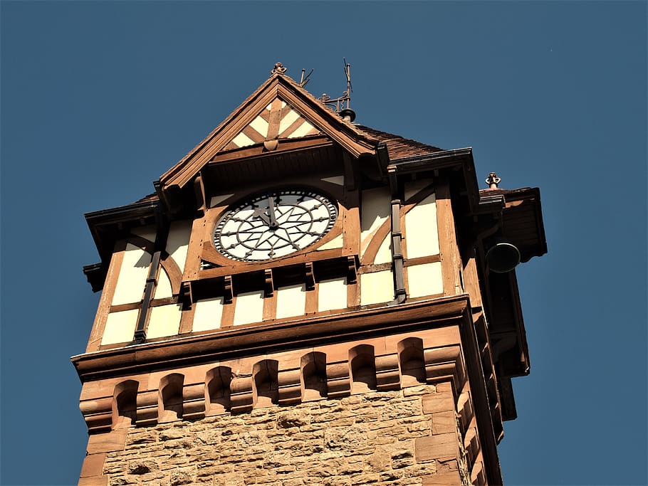 Старинные башни с часами