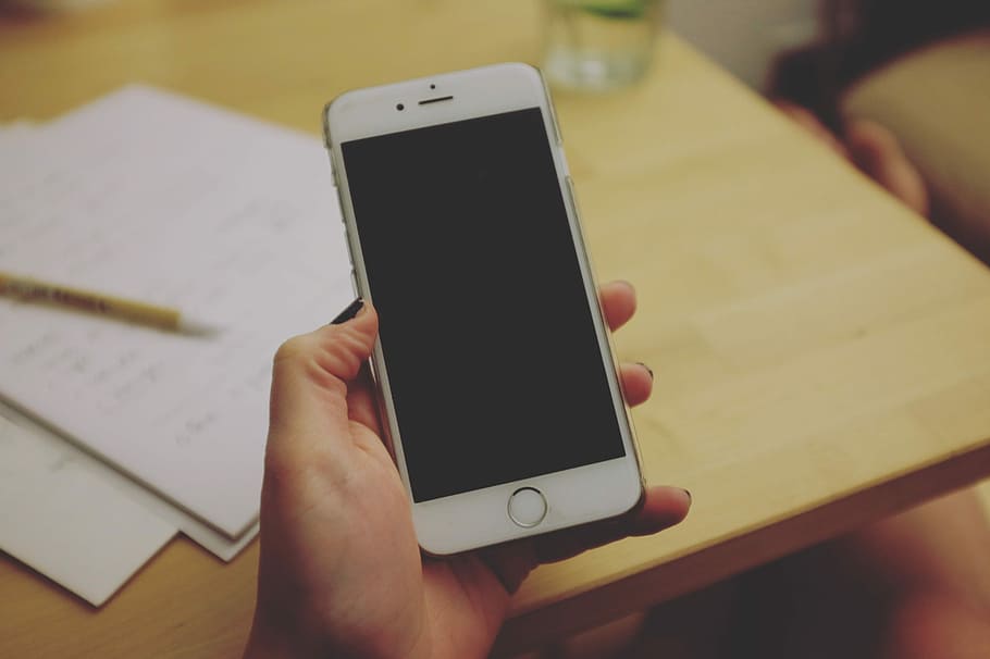 person using silver iPhone 6, selective focus photography of person holding turned off iPhone 6, HD wallpaper